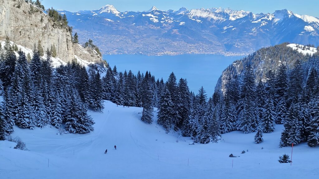 Vue sur Montreux en Suisse et le Lac Léman depuis la piste de ski des vieilles cases à Thollon-les-Mémises