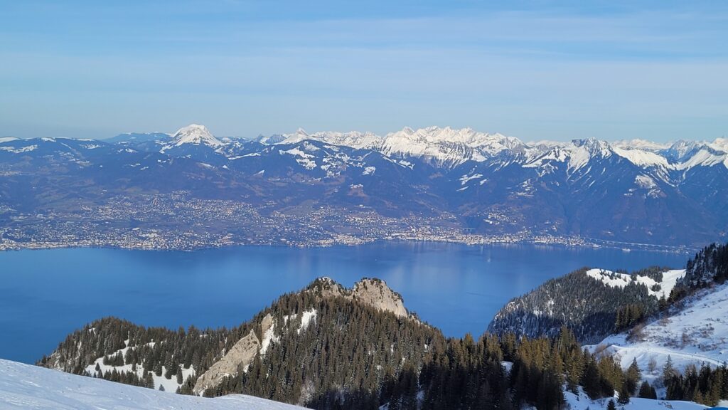 Vue de la piste de ski des vieilles cases à Thollon les Mémises